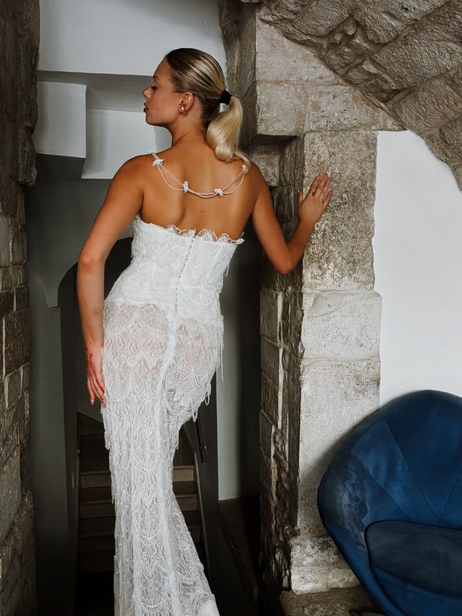 Schiena dell'abito da sposa con i bottoncini cuciti a mano lungo la spina